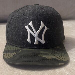 American needle - New York Yankees SnapBack hat - gray / camo - adjustable